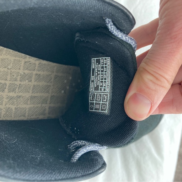 Vintage Keen, black leather and suede
barely worn! Size 9US 39.5 EU - Picture 4 of 7